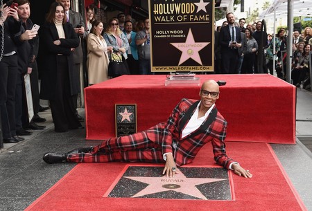RuPaul se enfunda en el tartán de Versace para recibir su estrella en el paseo de la fama