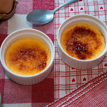 Receta de crème brûlée, un postre tradicional francés, primo de la crema catalana