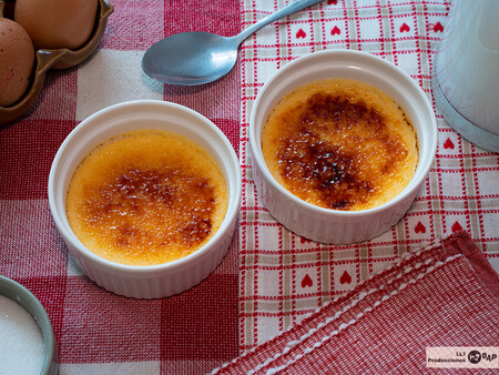 Receta de crème brûlée, un postre tradicional francés, primo de la crema catalana