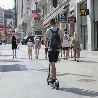 Los patinetes inteligentes llegan a España: no dejan pisar la acera ni aparcar mal, y se chivan al Ayuntamiento