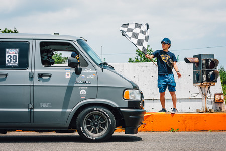 Dajiban: el loco amor de los japoneses por modificar y competir en las vans de Dodge