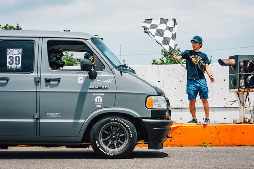 Dajiban: el loco amor de los japoneses por modificar y competir en las vans de Dodge