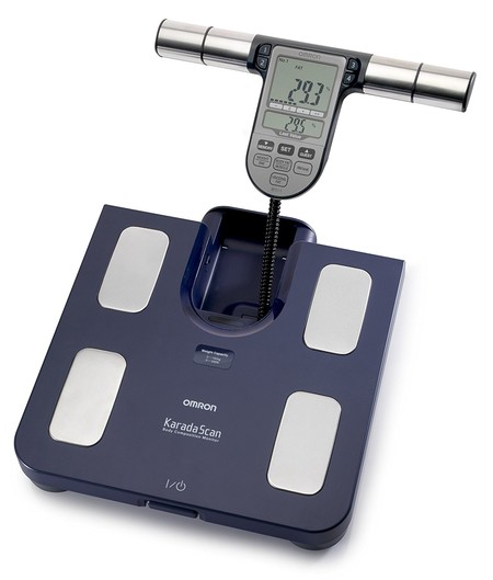 Por 49,99 euros tenemos la báscula de composición corporal Omron BF 511 en Amazon hasta medianoche en una oferta Flash