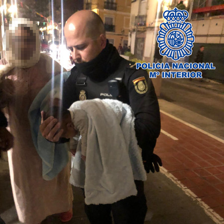 Un policía logra salvar la vida de un bebé de dos meses tras 20 minutos de reanimación