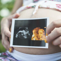 ¿Lloran los bebés dentro del útero? Esto es lo que ha investigado la ciencia 