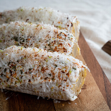 Cómo preparar elotes al estilo mexicano en casa, una receta de mazorcas de maíz fácil y divertida