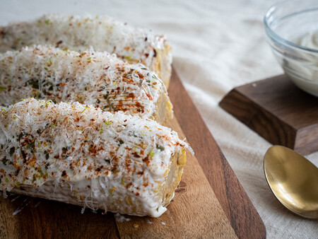 Cómo preparar elotes al estilo mexicano en casa, una receta de mazorcas de maíz fácil y divertida