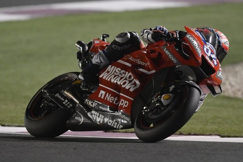 Andrea Dovizioso vuelve a doblegar a Marc Márquez en el infartante déjà vu del GP de Catar