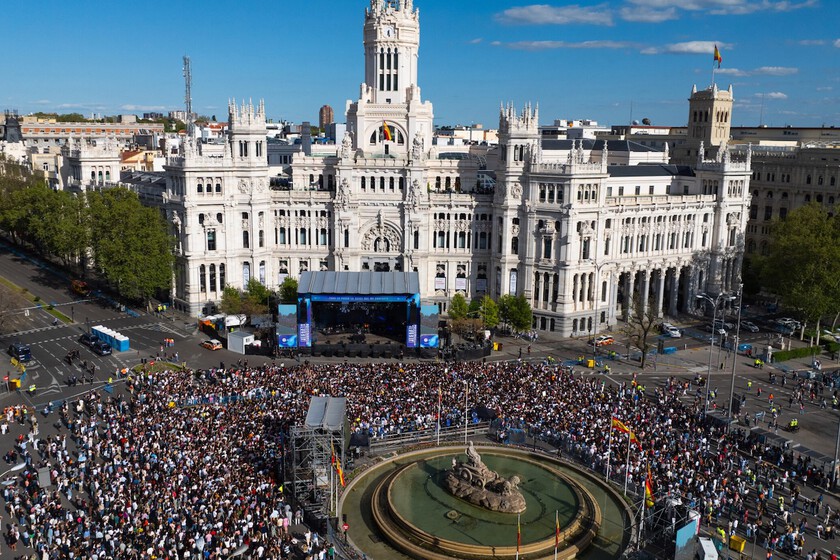 85.000 personas saltando al ritmo de consignas católicas en Cibeles son solo una pieza más del complejo puzle de Hakuna