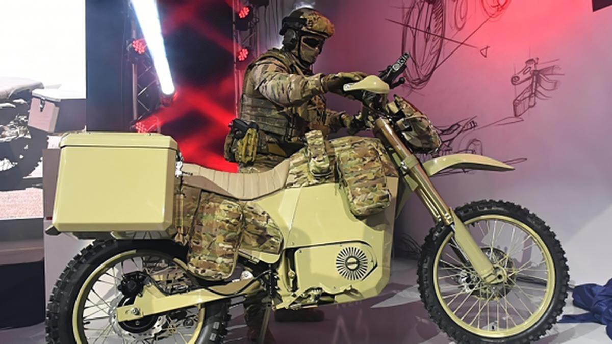 Sous l'égide du ministère russe de la Défense, Kalachnikov a également dévoilé deux motos électriques : un modèle civil et un modèle tout-terrain destiné aux forces armées et à la police