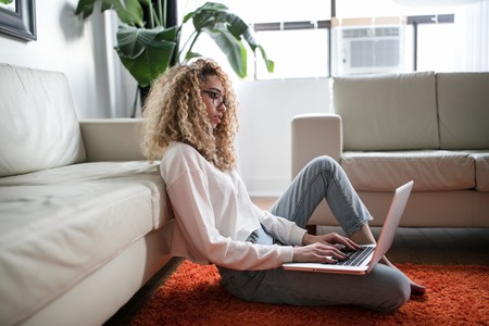 Teletrabajo y sedentarismo: así puedes mantenerte activo si trabajas en casa