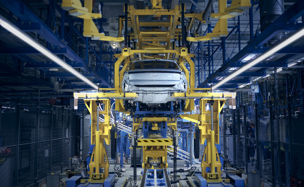 Ford tuvo 20.000 trabajadores en la fábrica de Colonia. Diez años después son 7.600 porque sus coches eléctricos no se compran
