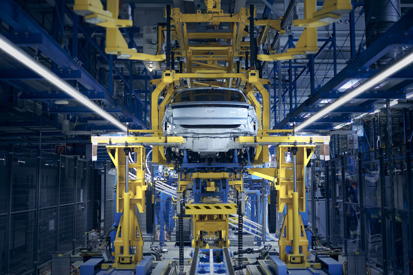 Ford invirtió 1.000 millones para producir coches eléctricos en Europa. Ahora invertirá dinero en despedir a 1.000 empleados