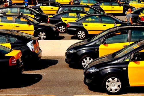 En la guerra del taxi, qué partidos políticos apoyan a los taxistas, cuáles a las VTC,  y qué medidas proponen