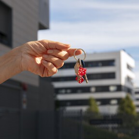 Los abogados coinciden al hablar sobre heredar pisos okupados: "Aceptar una herencia sin haberte informado antes puede arruinarte, ya que puedes heredar deudas y casas con okupas o inquilinos que no pagan"