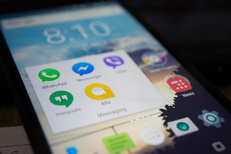 Cuando un gobierno decide poner impuestos al uso de apps como Twitter y WhatsApp porque sus ciudadanos "las usan para mentir"