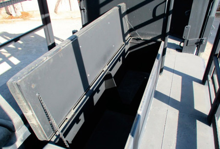 Este camión táctico militar puede ir por las vías del tren, tiene grúa y equipo antiicendios, y apunta a ser una ganga