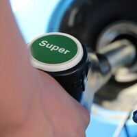 En 2021 subirá la gasolina y bajará la luz: el Gobierno impulsa una reforma para repartir la 'factura' de las renovables