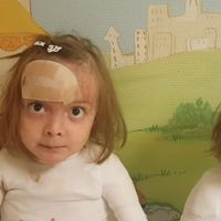 "¿Vosotros que lleváis siete días en casa os quejáis?": el emotivo mensaje de unas gemelas con piel de mariposa que llevan cuatro meses en el hospital  