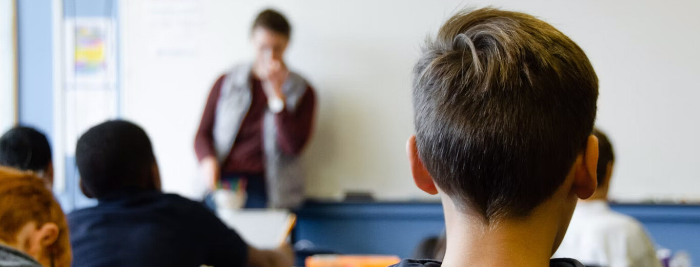 El 86% de la Generación Alfa usa IA para estudiar. El informe PISA ha encontrado el punto en el que empieza a explotarles en la cara