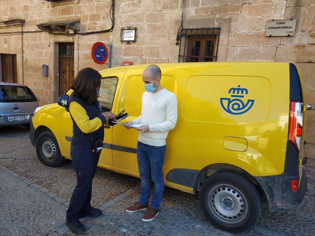 Correos está desesperada por dar con el negocio que la salve de los números rojos. Y eso la ha llevado a la venta de seguros