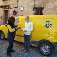 Correos quiere venderte seguros, tarjetas prepago y fibra óptica: es solo un síntoma de su desesperación económica