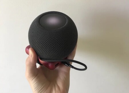 iOS 14.3 permite conectar el HomePod mini a un adaptador de 18W, incluyendo baterías portátiles