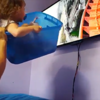 Como no puede llevar a su hija a Disneyworld decide montar una montaña rusa en el salón de su casa 