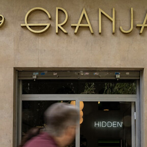 Reabre una granja centenaria de Barcelona como cafetería de barrio: tradición, café y precios razonables 