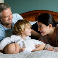 Cómo presentar el bebé al hermano mayor: siete consejos para que el momento sea positivo e inolvidable para todos