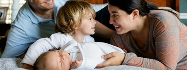 Cómo presentar el bebé al hermano mayor: siete consejos para que el momento sea positivo e inolvidable para todos