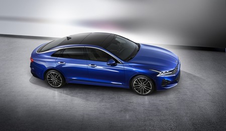 El KIA Optima 2021 demuestra en sus primeras fotos cómo se adapta un sedán al futuro