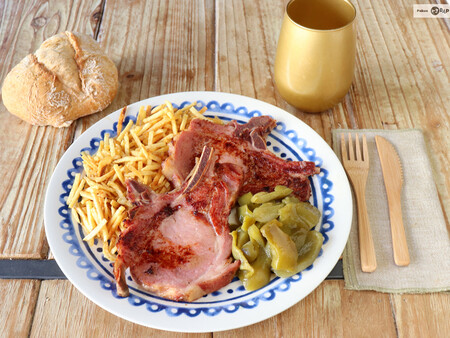 Chuletas de Sajonia a la plancha: receta fácil, con guarnición de patatas paja y pimientos verdes