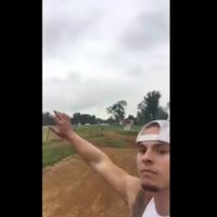Motocross, selfies y un cabezabuque no pueden terminar bien 