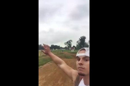 Motocross, selfies y un cabezabuque no pueden terminar bien