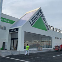 Sin instalaciones ni cables: Leroy Merlin tiene el foco solar que se controla solo, tiene sensor de movimiento y te ayudará a ahorrar 