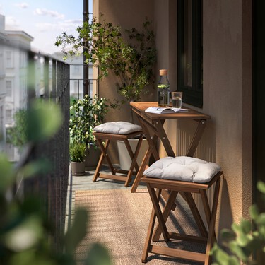 Mi balcón mide 55 centímetros de ancho y no tiene luz: así lo he hecho funcional (y bonito) con solo dos accesorios 