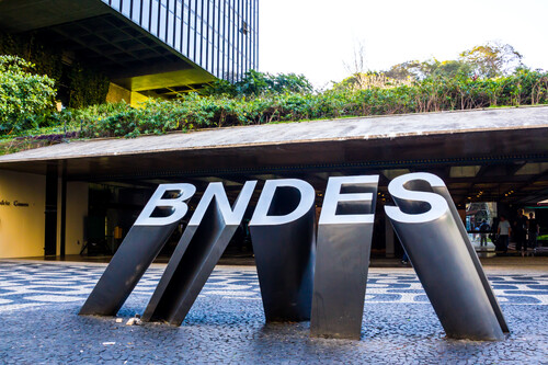 placa da BNDES. Créditos: banco de imagens
