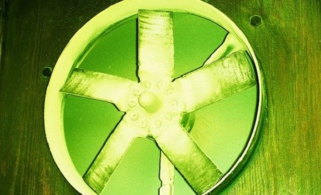 El ventilador gasta un 90% menos de electricidad que el aire acondicionado