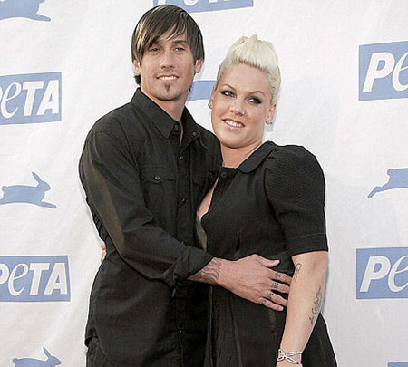 Pink lo vuelve a intentar con su marido
