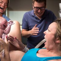 Y esta es la cara que se le queda una mujer al dar a luz al primer hijo varón de la familia en 50 años