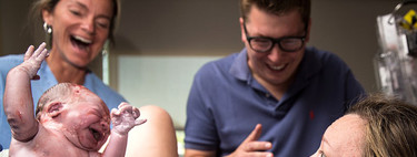 Y esta es la cara que se le queda una mujer al dar a luz al primer hijo varón de la familia en 50 años