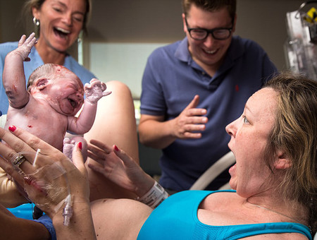 Y esta es la cara que se le queda una mujer al dar a luz al primer hijo varón de la familia en 50 años