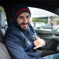 Karim Benzema estrena la Navidad presumiendo de Bugatti Chiron en Instagram