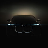 El BMW i7 se asoma con una enorme pantalla de cine 8K y ya tiene fecha de llegada