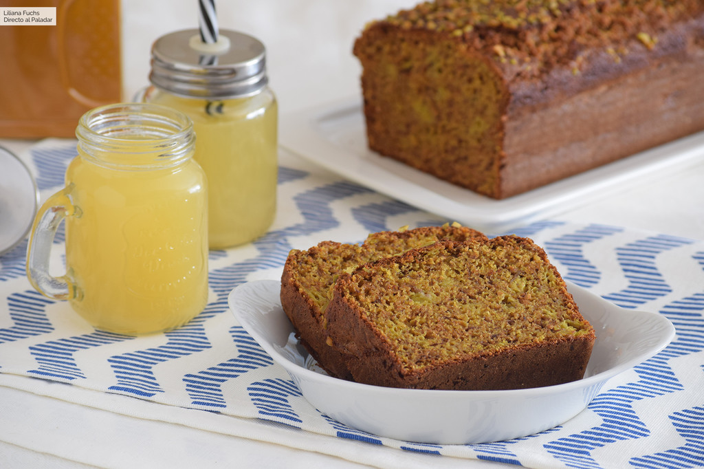 Bizcocho integral de plátano con cúrcuma y pistachos: receta original para alegrar desayunos y meriendas