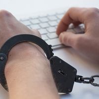 Atención a las bajas laborales por la suma de horas frente al ordenador