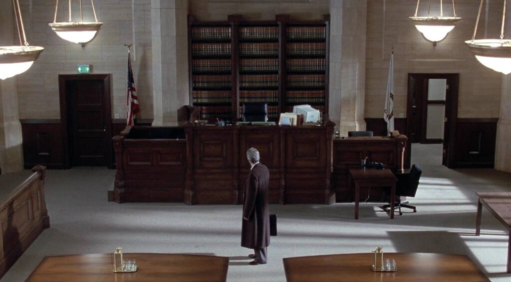 Últimos días para ver en Netflix el impresionante debut de Edward Norton. Un drama judicial con un final inolvidable