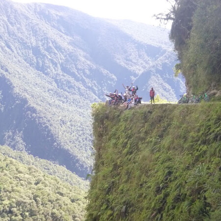 Grupo de ciclistas no topo da estrada.
