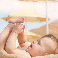 ¿El primer verano de tu bebé? Consejos de una pediatra sobre qué hacer y qué no 